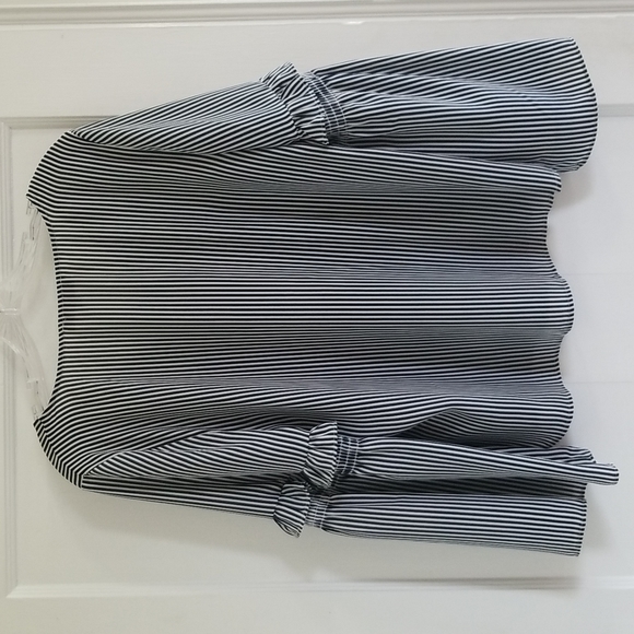 LOFT (M) Bell-Sleeve Lightweight Top EUC - Picture 4 of 8